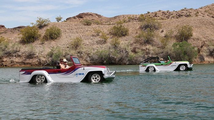 Στο WaterCar Panther, έχουν γίνει όλες οι απαραίτητες μετατροπές, ώστε το πάτωμα από fiberglass να «δέσει» σωστά με το υπόλοιπο σώμα, για να επιτευχθεί η τέλεια στεγανοποίηση.